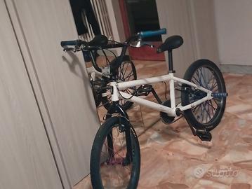 BMX da freestyle blu e bianca