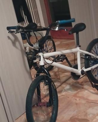 BMX da freestyle blu e bianca
