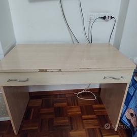 scrivania e  mobile con cassetti omaggio 