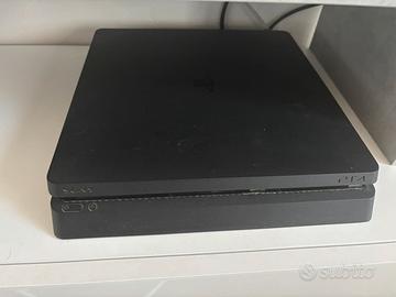 PS4 Slim 500GB + 3 controller originali + Base Ric