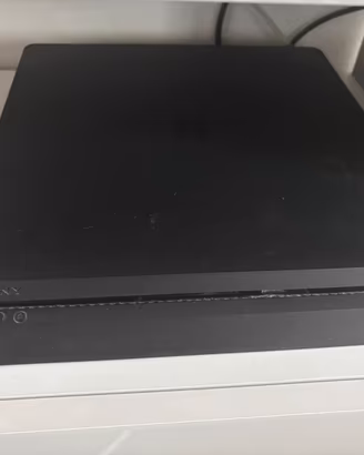 PS4 Slim 500GB + 3 controller originali + Base Ric