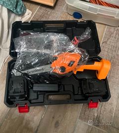 Motosega a batteria con accessori 
