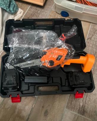 Motosega a batteria con accessori 
