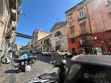NEGOZIO A NAPOLI
