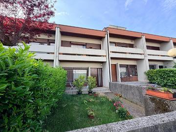 CURATA VILLASCHIERA DI CENTRO PERFETTA PER FAMI...