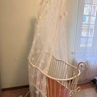 Picci culla in ferro battuto avorio con velo panna