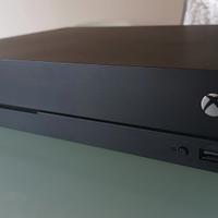 Xbox one X 1 TB in 4K +joystick originale +1 gioco