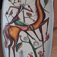 Il piatto mostrato presenta uno stile figurativo m