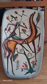 Il piatto mostrato presenta uno stile figurativo m