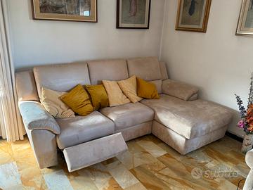 Divano angolare con penisola e recliner elettrico