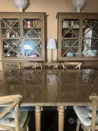 Coppia vetrinette piu tavolo e sedie