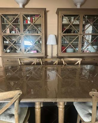 Coppia vetrinette piu tavolo e sedie