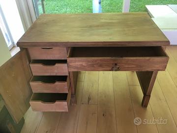 Scrivania in legno