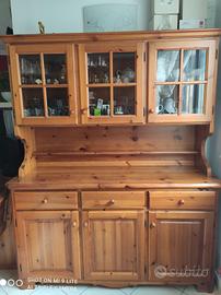Credenza in pino. 