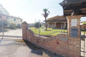PORZIONE DI BIFAMILIARE A CENTO