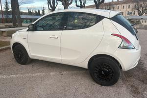 LANCIA Y ELEFANTINO