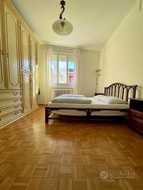 Stanza luminosa e arredata