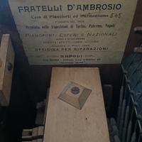 pianoforte antico muro antico