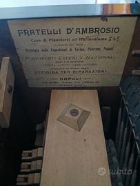 pianoforte antico muro antico