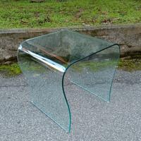 tavolino moderno con vetro curvato