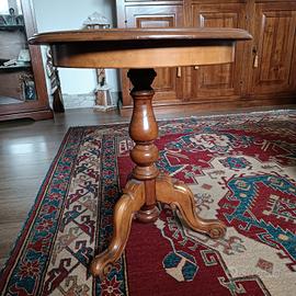 Tavolino con ripiano tondo