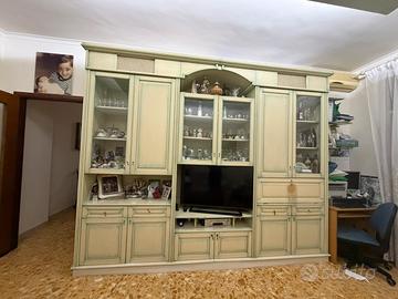 Parete attrezzata puro legno  e tavolo con sedie