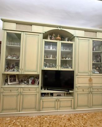 Parete attrezzata puro legno  e tavolo con sedie