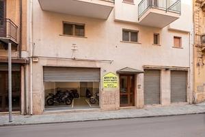 Si locano esclusivamente posti moto in zona Dante
