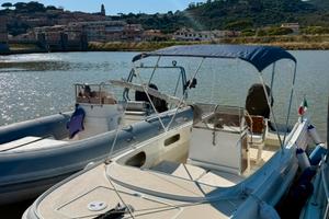 BOSTON WHALER 19 OUTRAGE
