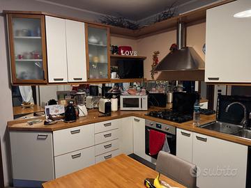 Cucina ad angolo bianca