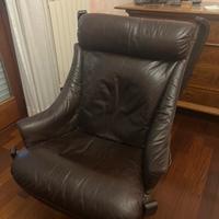 Poltrona e poggiapiedi in pelle FRAU