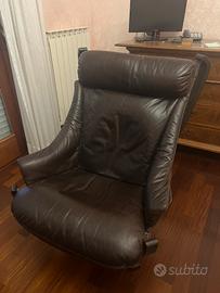 Poltrona e poggiapiedi in pelle FRAU