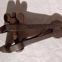 Vecchio morsetto in ferro pieno 