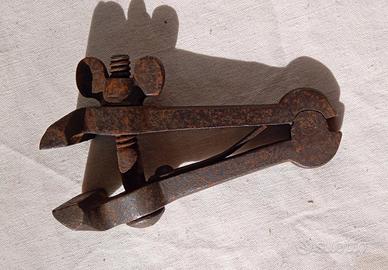 Vecchio morsetto in ferro pieno 