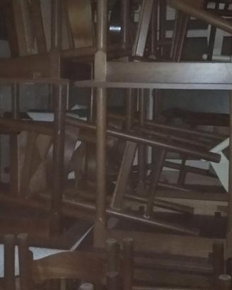 tavoli di servizio sala e sedie in legno