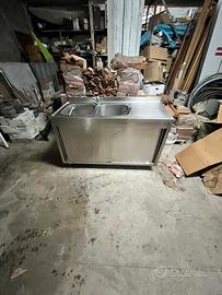 Arredamento per Bar/Casa(cucina, frigo, tavolo)