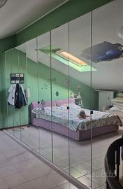Armadio con ante a specchio – design moderno