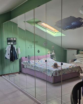 Armadio con ante a specchio – design moderno