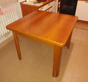 Tavolo in legno massello apribile