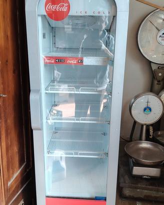 Frigorifero Coca-Cola perfettamente funzionante 