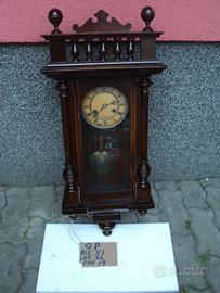 Orologio a pendolo in noce con suoneria restaurato