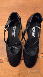 Scarpe danza con tacco basso