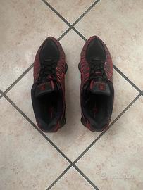 Nike shox rosse e nere.
