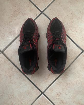 Nike shox rosse e nere.
