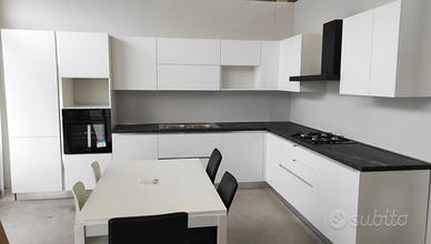 Cucina laccata opaca NUOVA, ca 7 mt - adattabile