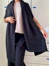 Mantella coprispalle nero in maglia a coste