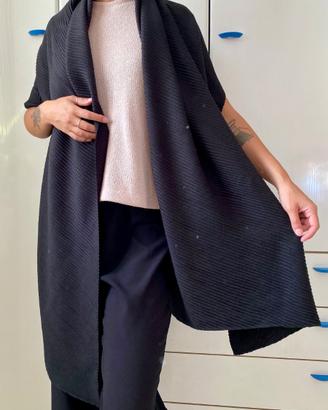 Mantella coprispalle nero in maglia a coste