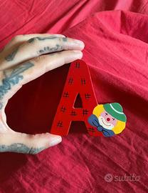 Lettera A decorativa in legno