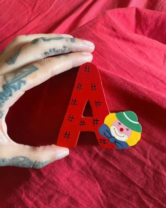 Lettera A decorativa in legno