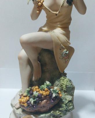 Graziosa statuetta in porcellana Capodimonte.